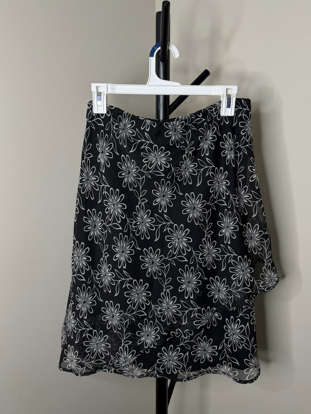 Vtg karin stevens Black Floral A-Line Skirt with White Daisy Print